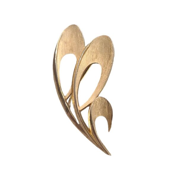 Vintage Trifari Brushed Gold-tone Brooch - Picture 1 of 6